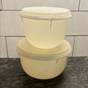 Set of 2 Vintage Tupperware That’s A Bowl.  Fair condition. Priced accordingly